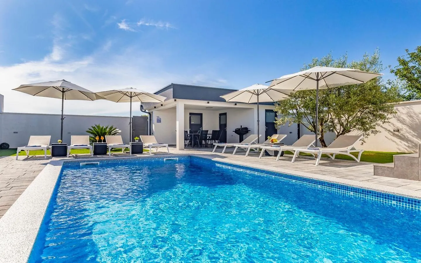 Istriensonne 0739/ New-Built Villa Lucy-2 -Pool With Hydromassage Medulin